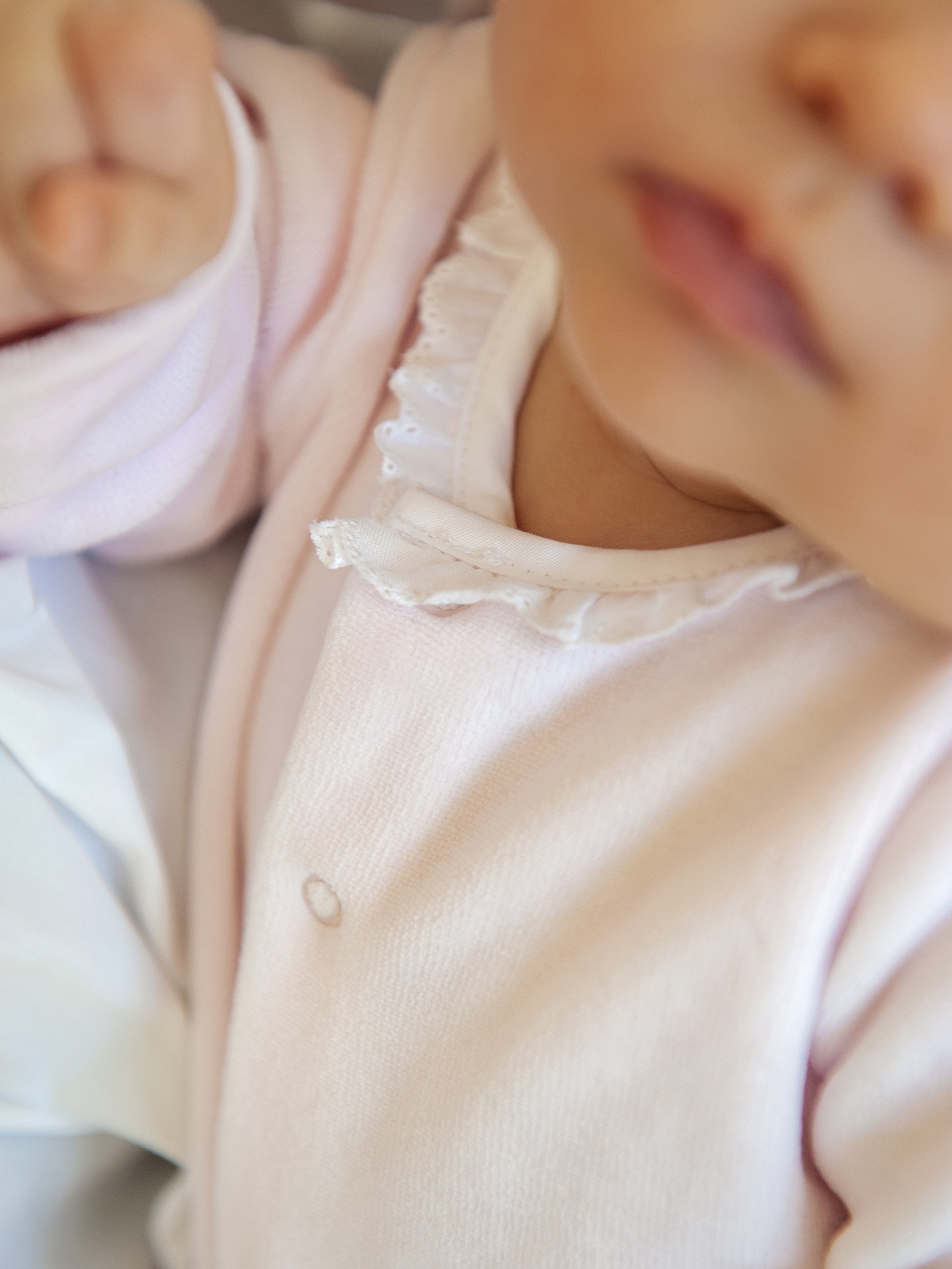 Pijama cuello bordado