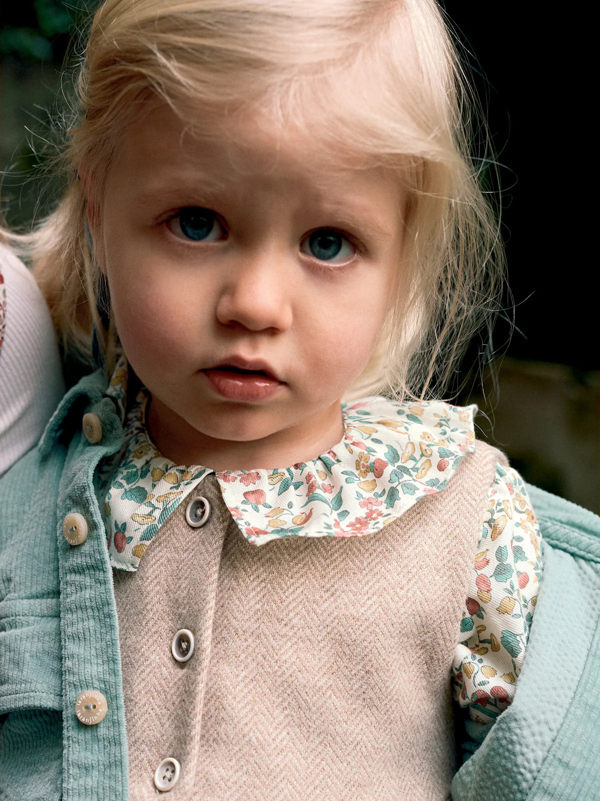 Conjunto pantalón de pana y camisa de flores