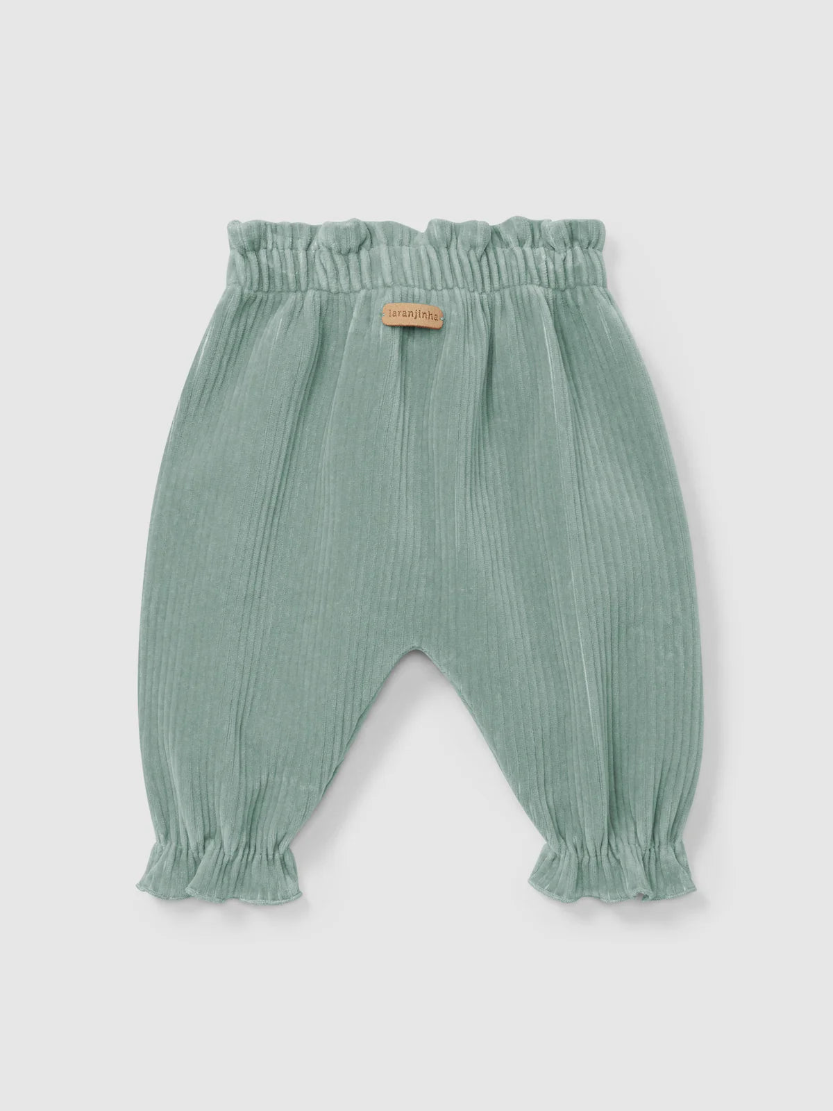 Conjunto pantalón de pana y camisa de flores